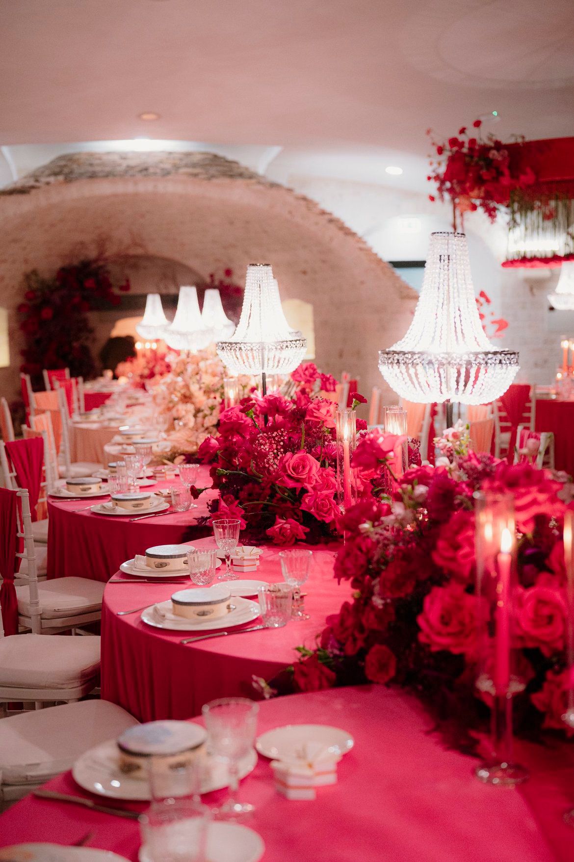 Allestimento matrimoniale LIPPOLIS in toni pesca e salmone con centrotavola floreali alti su strutture metalliche